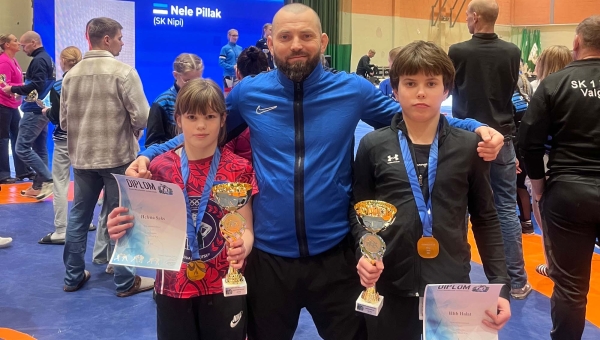 Eesti meistrid koos treeneriga: Helena Saks, Igor Galat, Gleb Galat. Foto: JAANEK LIPS